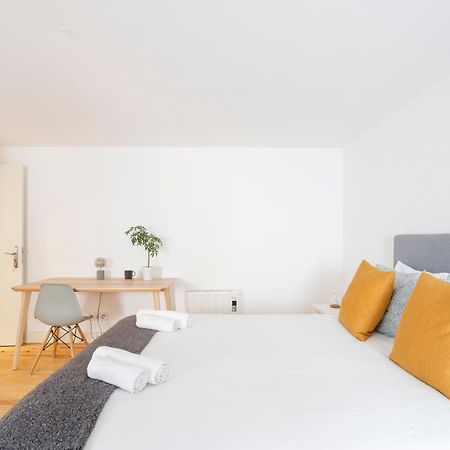 Suite In Cozy Apartment In Chiado In Shared House Lisboa Exterior foto